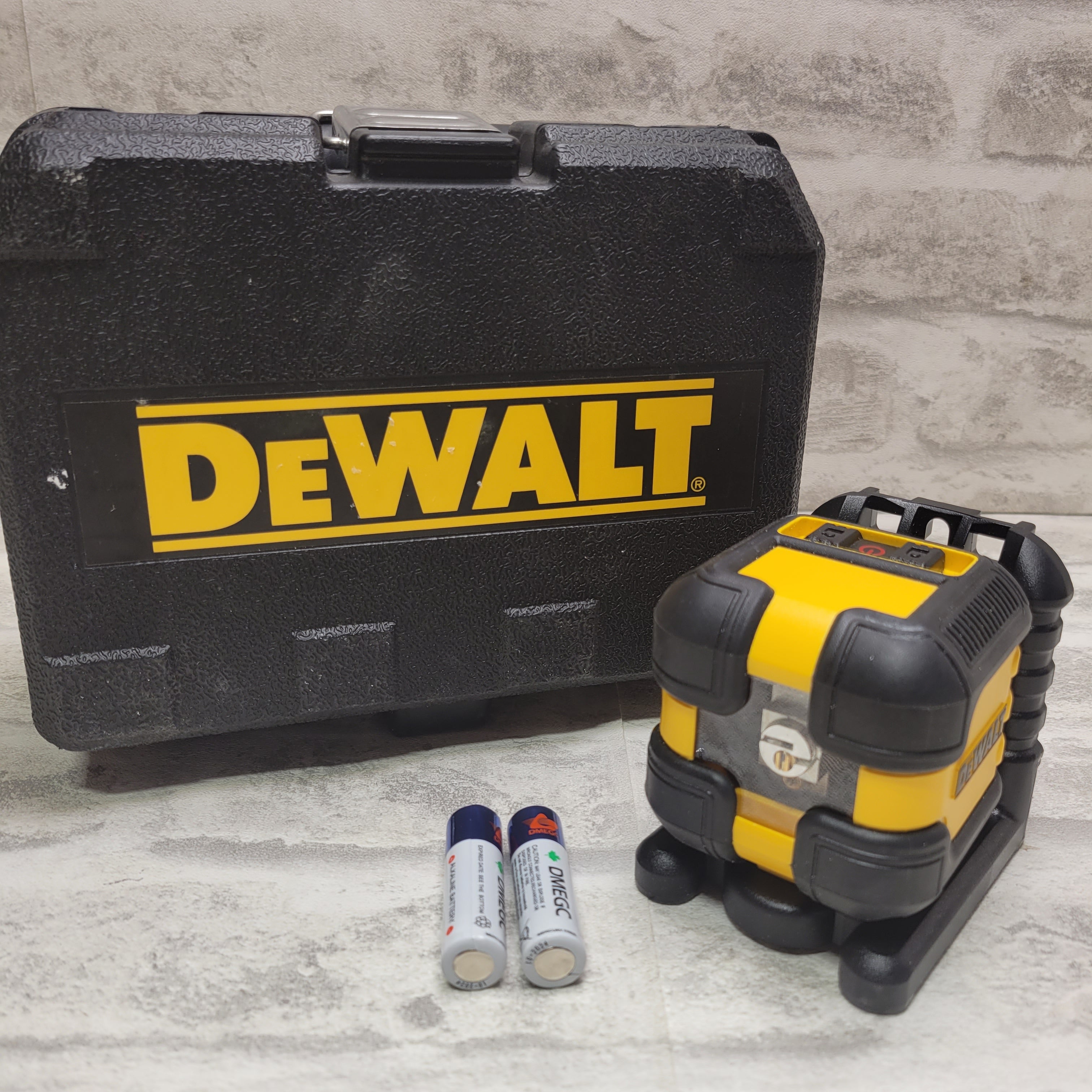 DEWALT 40' Red Self-Leveling Cross Line Laser Level w/ (2) AA Batteries & Case (7776187285742)